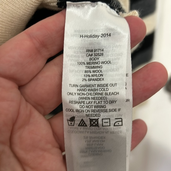 ARMANI EXCHANGE V neck merino wool sweater.  Size M. - Picture 9 of 9